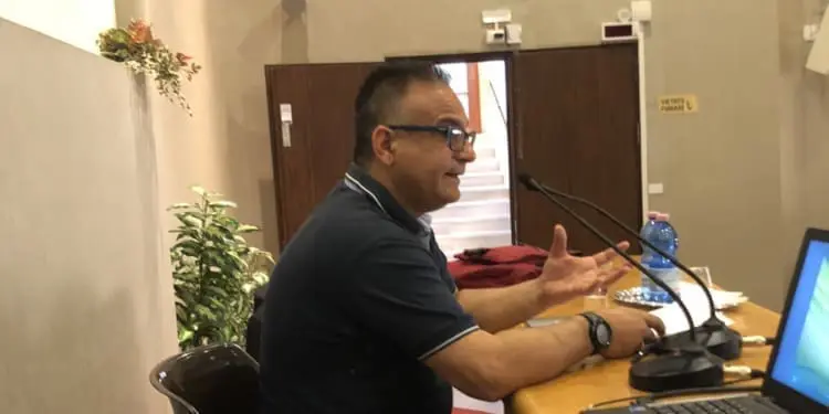 Abusi su minori in cambio di regali, un prete arrestato a Genova