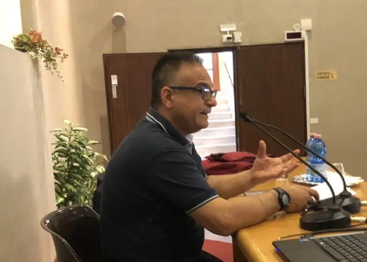 Abusi su minori in cambio di regali, un prete arrestato a Genova