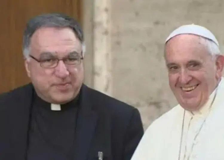 Lo storico portavoce dei sinodi Padre Rosica nei guai per molestie a un giovane prete, il caso imbarazza il Vaticano