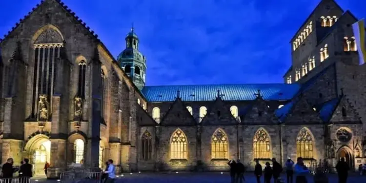 Il Papa, via vescovo tedesco accusato di copertura abusi