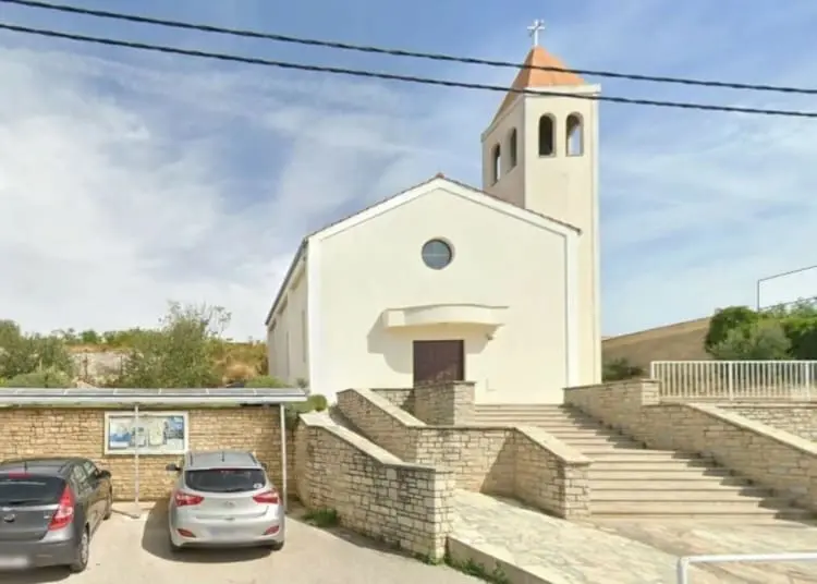 Shock in Dalmazia! La polizia ha arrestato il pastore prima del funerale, lo ha denunciato una ragazza di 16 anni