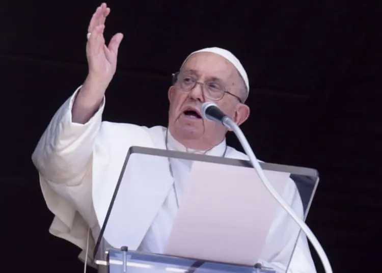 Pedofilia, omertà e bambini “venduti” dalla Chiesa. Il difficile viaggio del Papa in Belgio