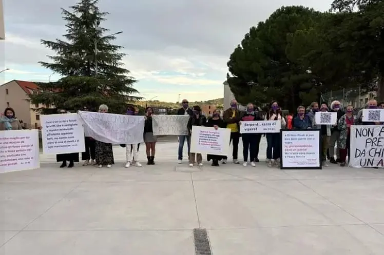 A Enna contestato il vescovo davanti a una chiesa