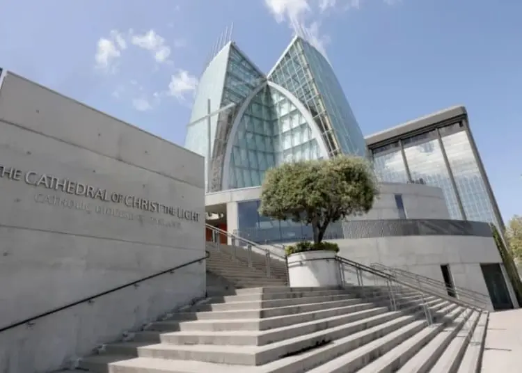 La diocesi di Oakland propone un fondo di oltre 117 milioni di dollari per l’accordo sugli abusi sessuali del clero; gli avvocati delle vittime lo definiscono “una truffa e una farsa”