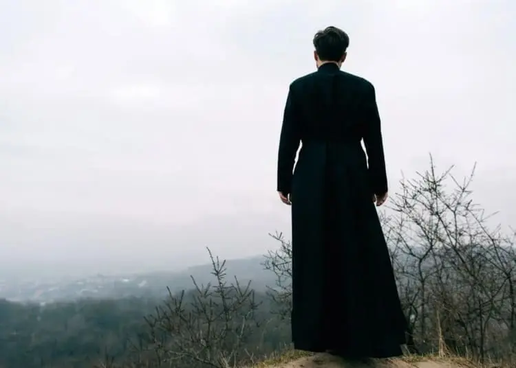 Orribile scoperta: monaco compie abusi sessuali su un minorenne