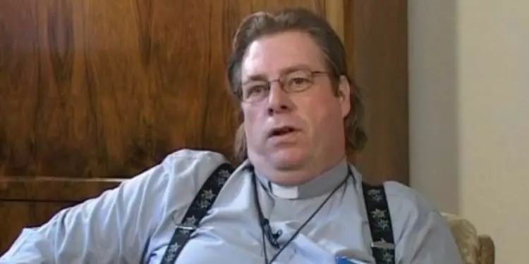 Il prete accusato di molestie: la 18enne ha raccontato al giudice le sue ‘attenzioni’