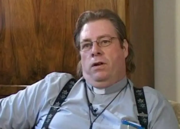 Il prete accusato di molestie: la 18enne ha raccontato al giudice le sue ‘attenzioni’