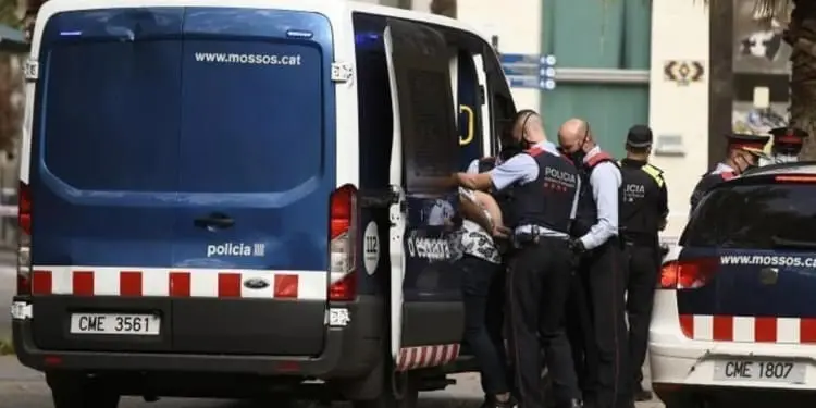 Un prete viene arrestato per aver toccato due giovani, uno dei quali minorenne