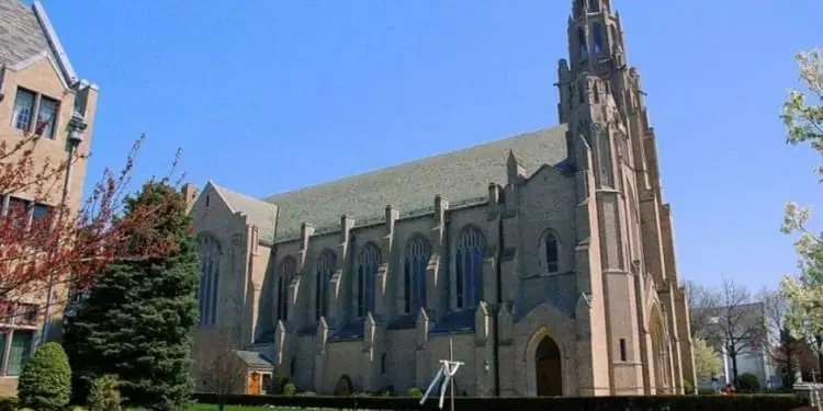 La corte approva l’accordo record da 323 milioni di dollari per abusi della diocesi di New York