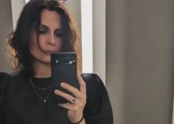 “I miei genitori facevano orge in casa, poi mi volevano vergine al matrimonio. Quando ho lasciato i Testimoni di Geova mi hanno ‘cancellata’”: la storia di Martina Pucciarelli