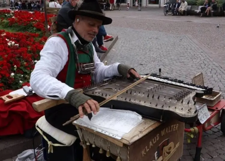 Il liutaio Walter: «A 13 anni il parroco abusò di me. Ci penso ogni giorno, non mi credevano e mi davano del matto» 2 Il liutaio Walter: «A 13 anni il parroco abusò di me. Ci penso ogni giorno, non mi credevano e mi davano del matto»