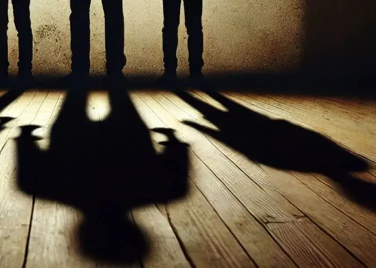 Soldi e regali a due giovani in cambio di sesso: a processo l’ex prete nega tutte le accuse