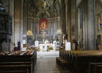 Il vescovo Ivo Muser celebra la messa nel duomo di Bolzano, 12 aprile 2020. Ansa/Lorenzo Zambello