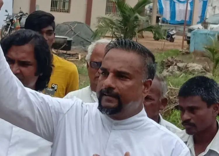 Violenza sessuale, condannato l’ex prete di Belsito e Malito: dubbi e silenzi sulla vicenda di Anthonidoss Duraiswamy