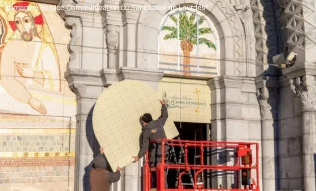 Lourdes: coperti i mosaici di Rupnik sulle porte della basilica 2 Lourdes: coperti i mosaici di Rupnik sulle porte della basilica