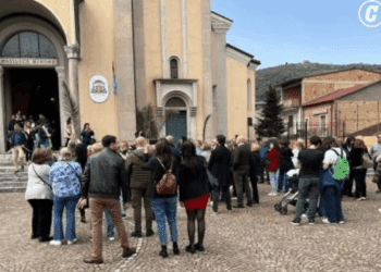 SEMINARA (Reggio Calabria) — Poche decine di persone (quasi tutte donne), per dire «no alla violenza sulle donne». I fedeli la evitano ed escono dalla porta secondaria