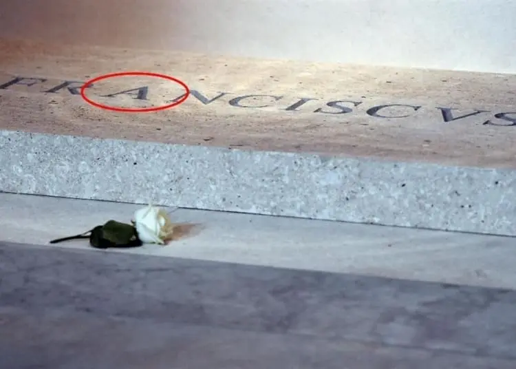 Papa Francesco e i cattolici: “Lo avevamo tanto amato” ma non rispettato, la sua tomba la conta lunga