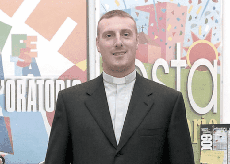 Don Samuele Marelli e le violenze sessuali su 4 ragazzini dell’oratorio: indagini chiuse. “Abusi in casa, in vacanza e nei ritiri spirituali”