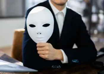 Falsi profili social per ottenere foto intime dai ragazzini: catechista in custodia cautelare