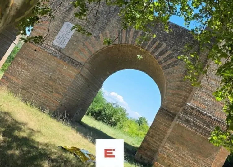 Tenta il suicidio ai Ponti della Valle, l’annuncio sui social dopo la denuncia del prete