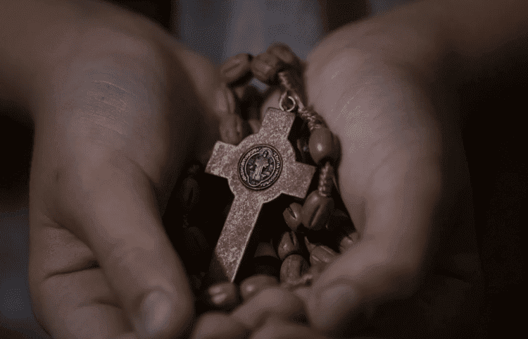 Chiesti cinque anni e mezzo per Don Rolando Leo: «Abusi su un 12enne, tra una preghiera e l’altra»