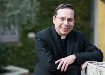 Mariano Fazio, numero due dell’Opus Dei e accusato di tratta, era stato inviato a Roma per “controllare” Francesco.