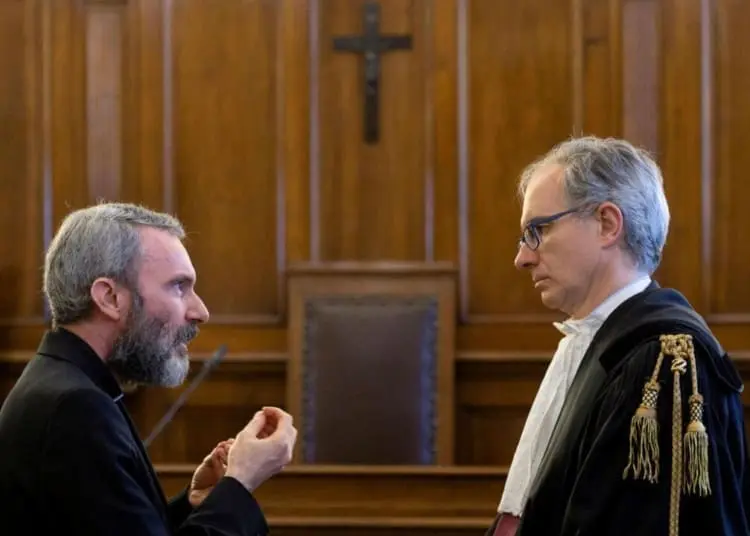 Un prete condannato è tornato al lavoro. I difensori dei diritti dei minori chiedono a Papa Leone di intervenire.