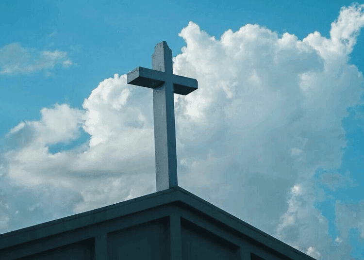 Prete condannato per abusi (poi prosciolto per prescrizione) torna a fare attività con bambini e ragazzi. La Diocesi: «Non starà da solo con i piccoli»