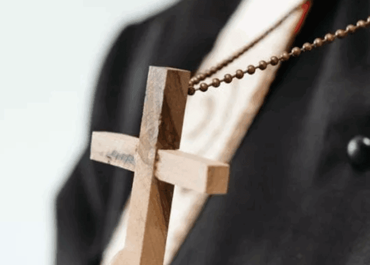 Violenza su alunna 11enne, chiesto il processo per un prete