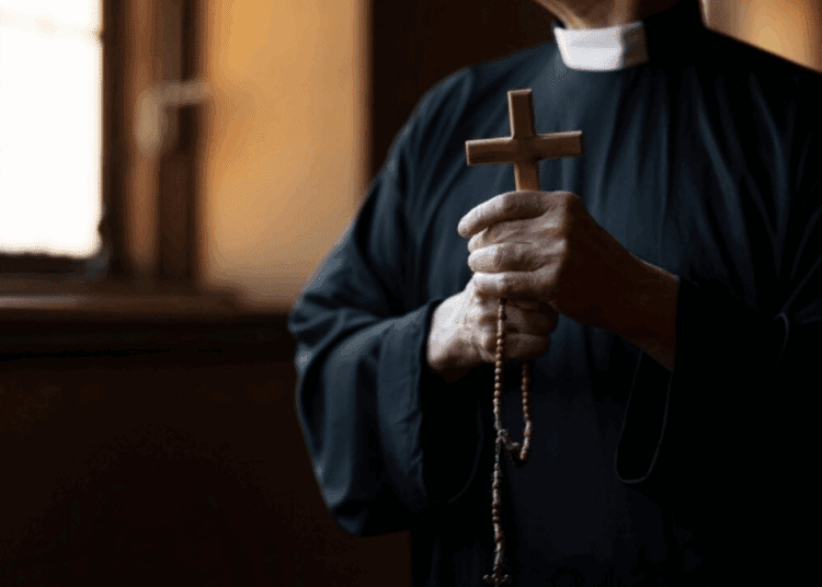 Prete accusato di violenza sessuale su un’alunna 11enne: «Sono una persona molto espansiva»