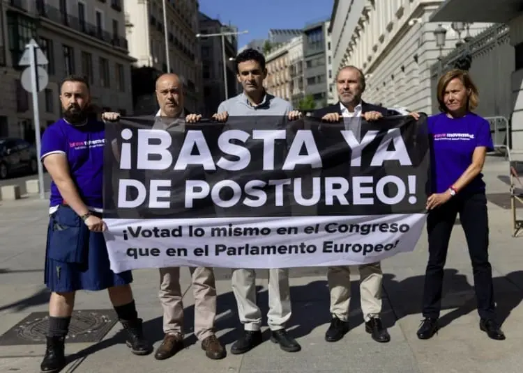 Le vittime di abusi sui minori protestano contro la mancanza di progressi nella legge volta a rendere imprescrittibile la violenza sessuale sui minori.