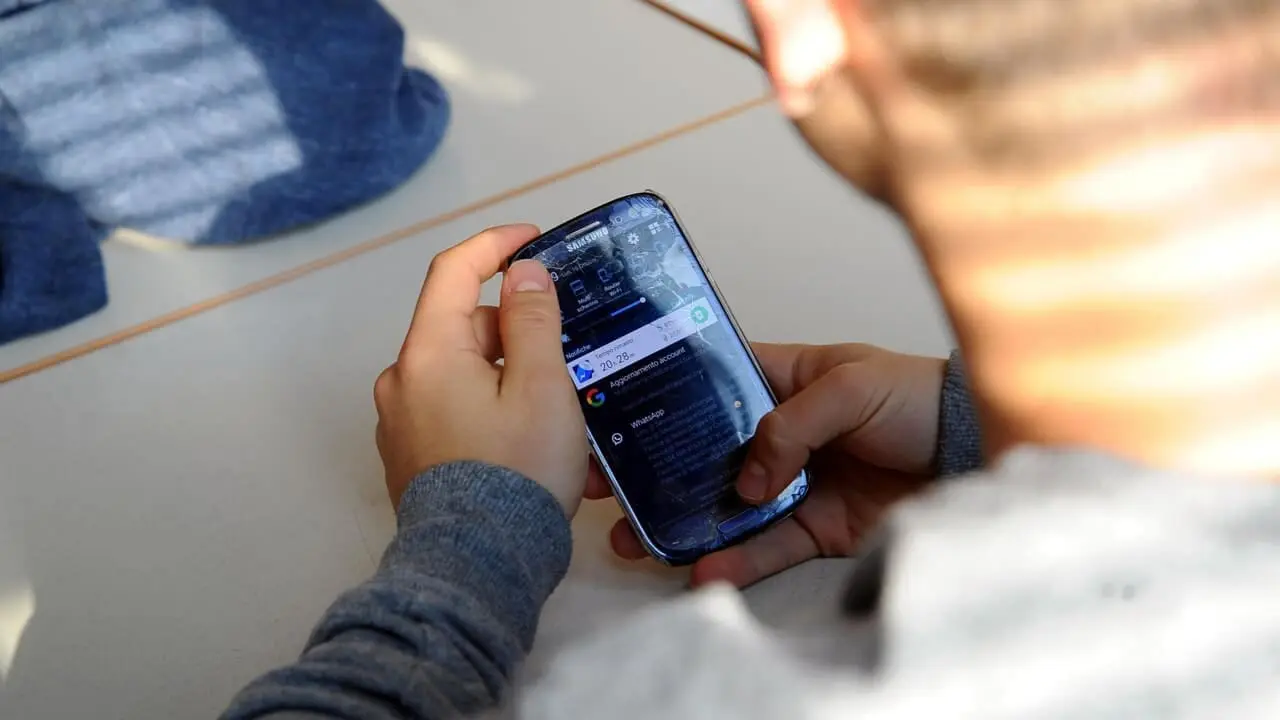 cellulare a scuola lapresse