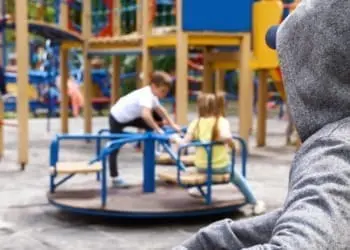 Cacciatori di pedofili: il fenomeno globale arrivato anche in Svizzera