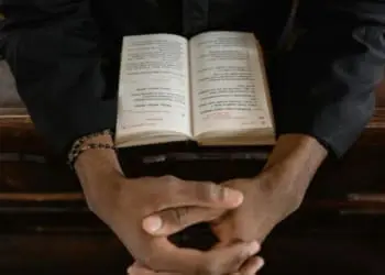 Alcamo e il segreto di Pulcinella, tutti sapevano chi era il prete sospeso