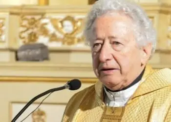 Il prete-giornalista Antonio Pelayo cerca di adescare un collega durante i giorni del Conclave: accusato di violenza sessuale