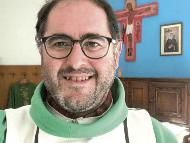 L’ex parroco e quei rapporti con una minorenne: “Lei consenziente”. Il giudice lo condanna a 20 mesi