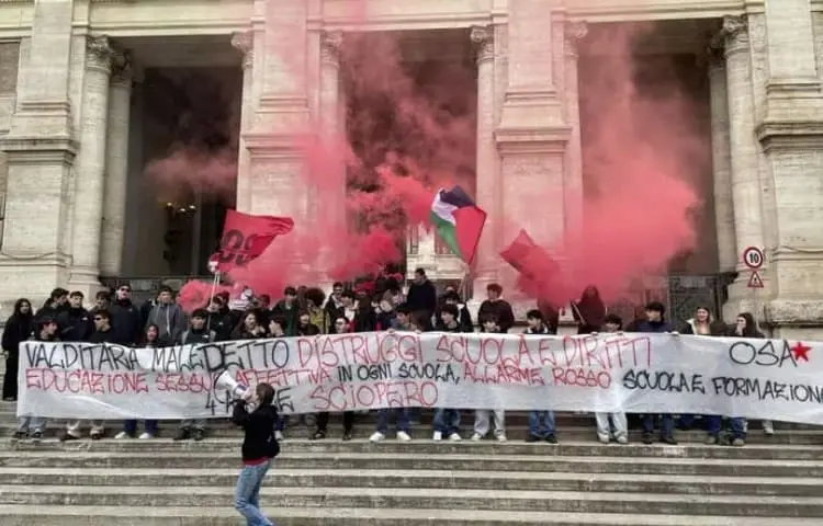 Nove giovani su dieci chiedono l’educazione sessuale a scuola