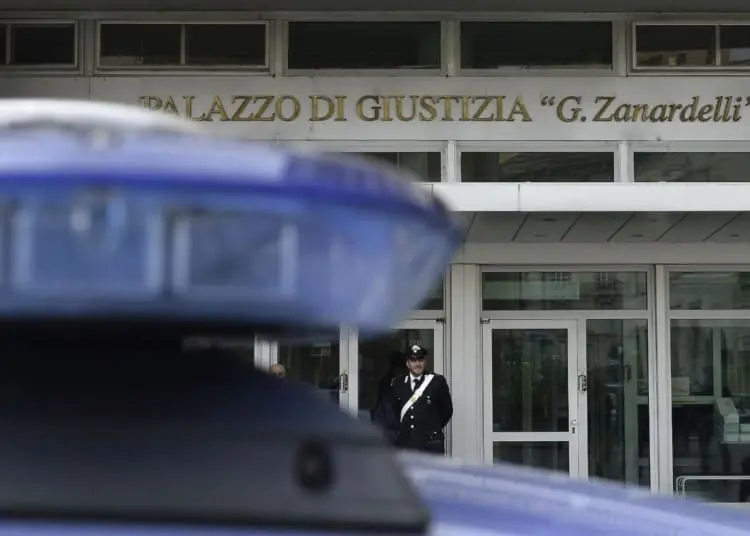 Abusi su un’allieva 16enne e materiale pedopornografico: condannato il professore di religione