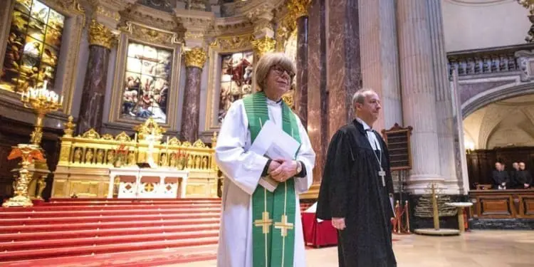 Scandalo abusi scuote la Chiesa Anglicana, la neo arcivescovo Mullally sotto accusa