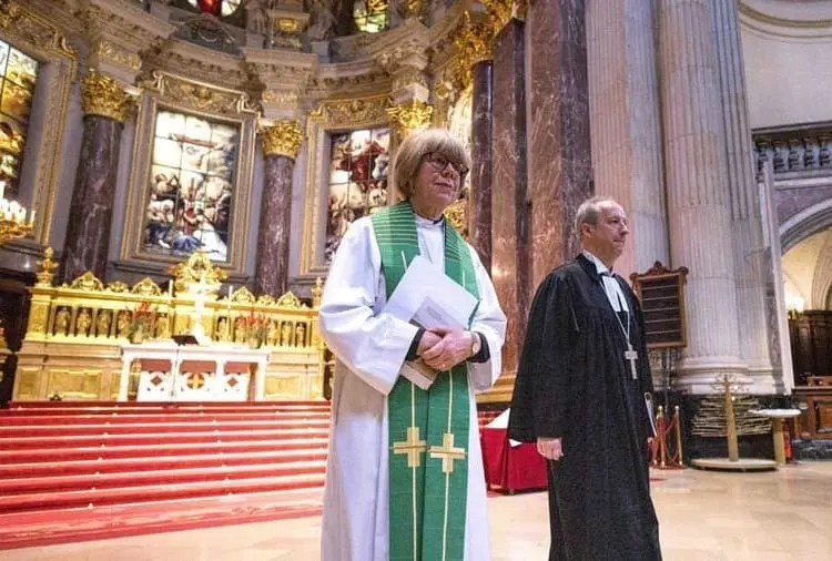 Scandalo abusi scuote la Chiesa Anglicana, la neo arcivescovo Mullally sotto accusa