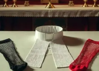 A qualcuno piace strano: un prete scoperto sull’altare con due dominatrici