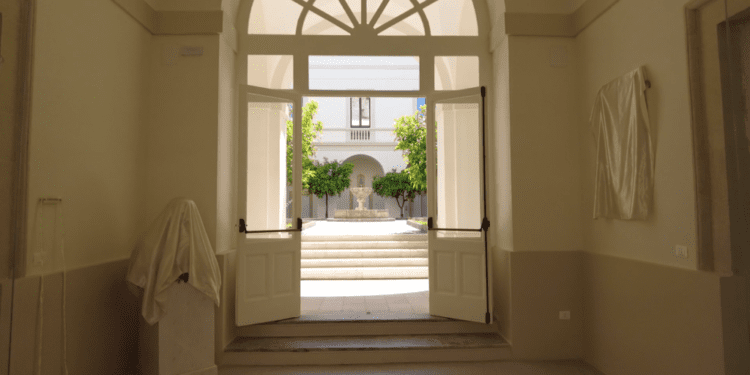 Ex seminarista denuncia: “Vittima di abusi da parte di due sacerdoti”. E chiede maxi risarcimento