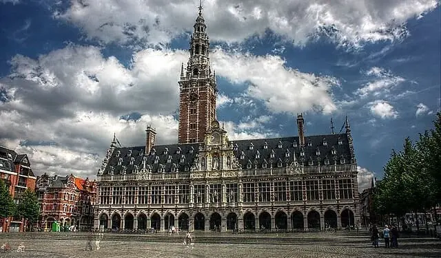 Pedofilia, perquisita sede Chiesa belga La polizia a casa del cardinale Danneels