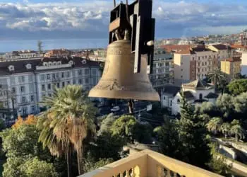 A Sanremo il vescovo installa la campana contro l’aborto: «Suonerà ogni sera alle 20». Scoppia la polemica