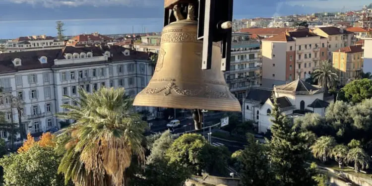 A Sanremo il vescovo installa la campana contro l’aborto: «Suonerà ogni sera alle 20». Scoppia la polemica