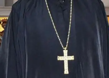 Un prete montenegrino ha abusato sessualmente dei propri figli, accusa l’ex popadija