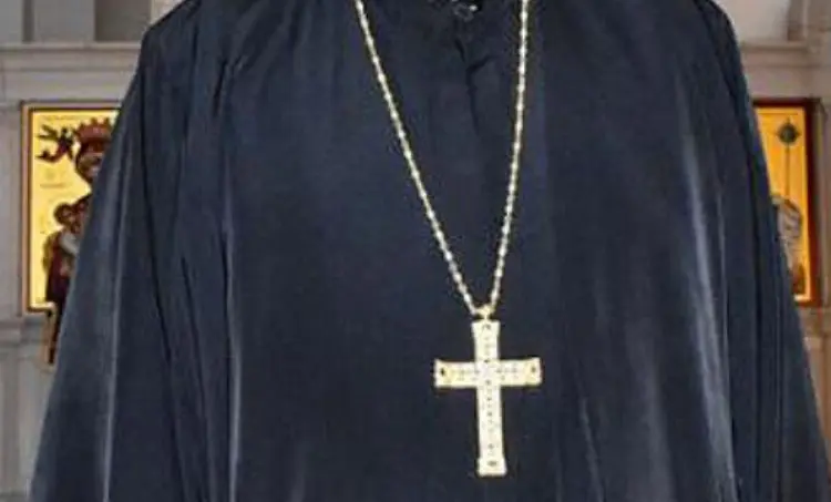 Un prete montenegrino ha abusato sessualmente dei propri figli, accusa l’ex popadija