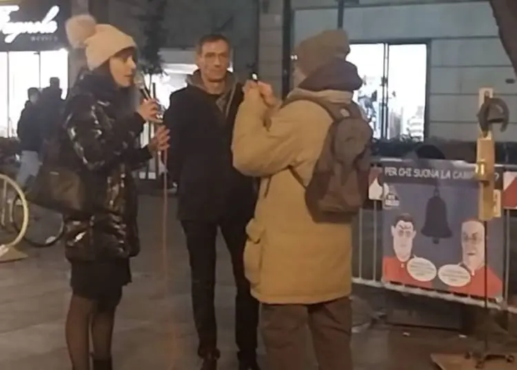 Flash mob in piazza Sisto IV: letti i nomi dei sacerdoti pedofili mentre suonava una campana