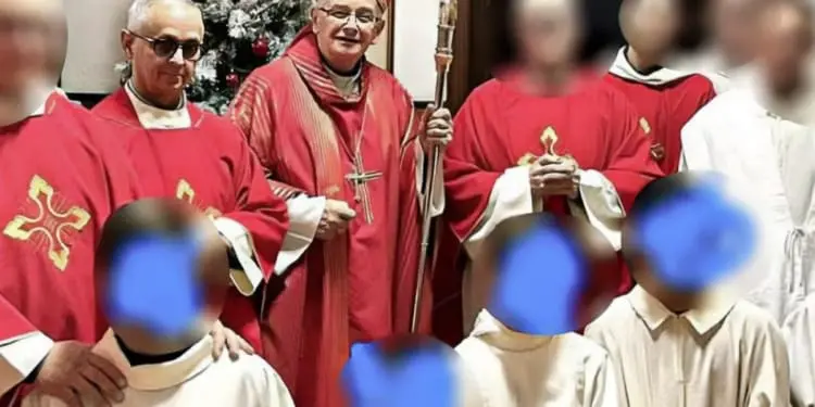 Sacerdote pedofilo in processione coi bambini: è scontro sul ritorno di don Mottola, condannato per abusi su minore