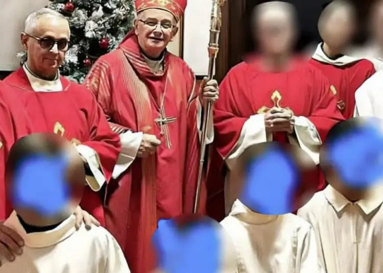Sacerdote pedofilo in processione coi bambini: è scontro sul ritorno di don Mottola, condannato per abusi su minore